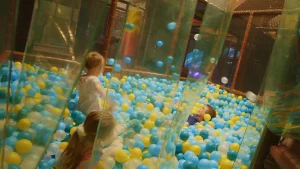 enfant dans une piscine à balle