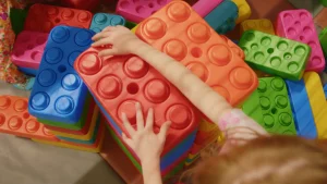 enfants jouant à des legos géants